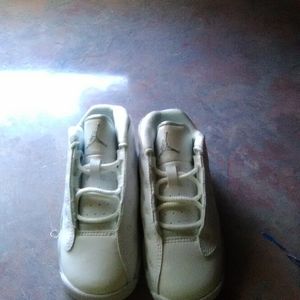 I'm selling a little kids Jordans size 7 in a size